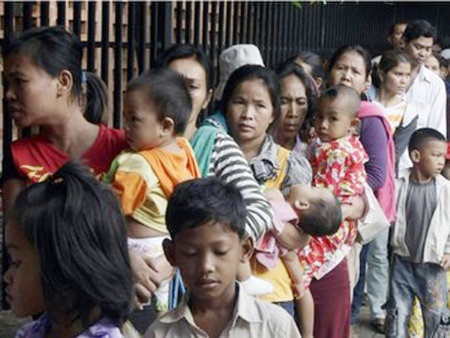 Dân làng xếp hàng chờ đến lượt khám bên ngoài Bệnh viện Nhi Kuntha Bopha, Phnom Penh, Campuchia.